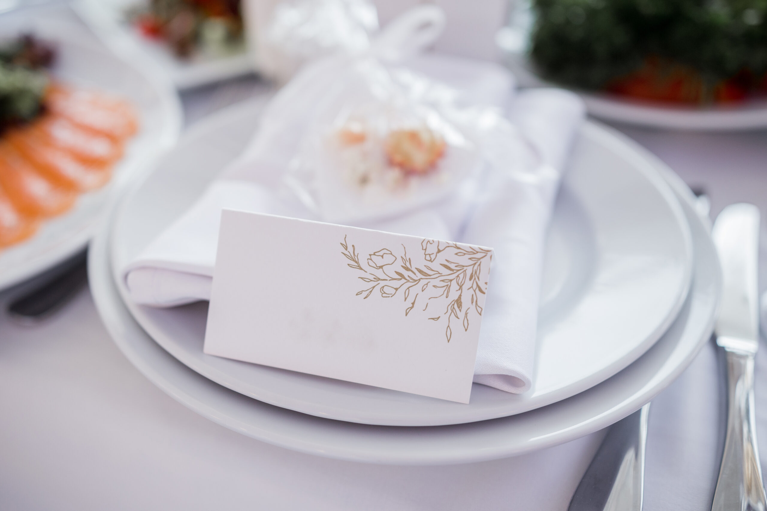 Vyprávění příběhu prostřednictvím svatebního menu a jmenovek: Jak propojit gastronomii s osobním příběhem